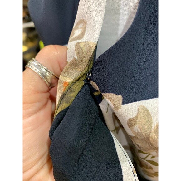 FIRM Ted Baker Pheadra Pearl Printed Wrap Blouse Size 2 EUC - Picture 8 of 8